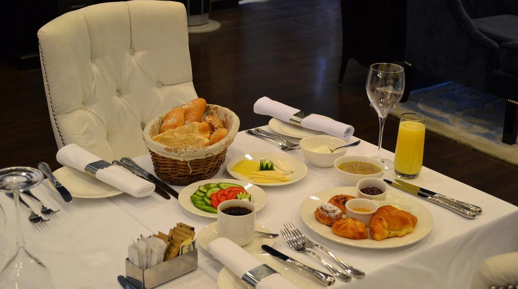 Sun City Hotel - The Gabriel Κάιρο Δωμάτιο φωτογραφία A typical breakfast
