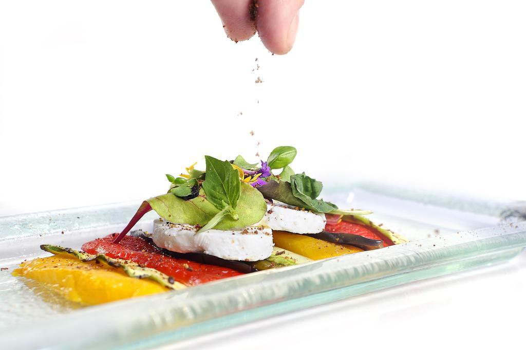 Sun City Hotel - The Gabriel Κάιρο Εξωτερικό φωτογραφία A salad being seasoned with salt